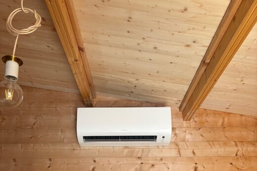 Installation d’une climatisation Daikin dans une maison en bois – Confort et efficacité au naturel