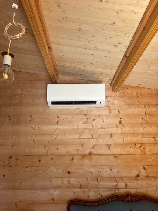 Installation&#x20;d&#x2019;une&#x20;climatisation&#x20;Daikin&#x20;dans&#x20;une&#x20;maison&#x20;en&#x20;bois&#x20;&#x2013;&#x20;Confort&#x20;et&#x20;efficacit&#x00E9;&#x20;au&#x20;naturel