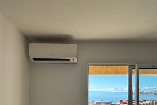 Installation d’une climatisation Daikin avec vue sur mer – Confort et discrétion à l’honneur