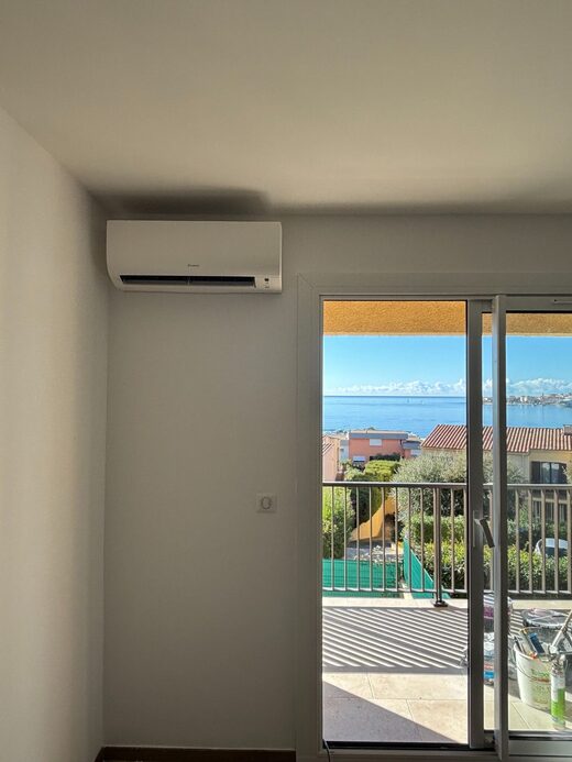 Installation&#x20;d&#x2019;une&#x20;climatisation&#x20;Daikin&#x20;avec&#x20;vue&#x20;sur&#x20;mer&#x20;&#x2013;&#x20;Confort&#x20;et&#x20;discr&#x00E9;tion&#x20;&#x00E0;&#x20;l&#x2019;honneur
