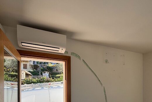 Installation d’une climatisation Daikin dans une maison – Performance et discrétion